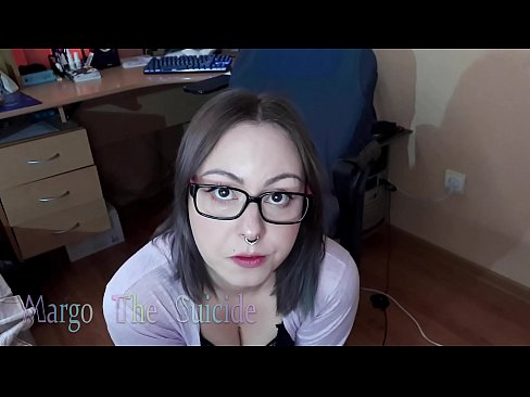 ❤️ Сексуальна дівчина в окулярах глибоко відсмоктує дилдо на камеру ️ Чортове відео у нас ❌