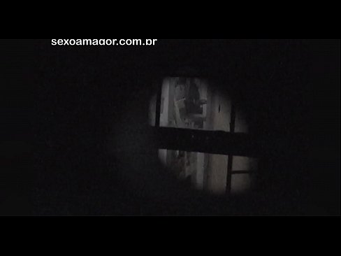 ❤️ Блонді таємно знімає на відео сусідський вуайерист, прихований за порожнистими цеглами ️ Чортове відео у нас ❌