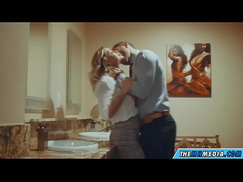 ❤️ Коли грудаста блондинка спокушає вас у громадському туалеті ️ Чортове відео у нас ❌
